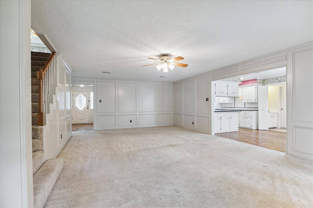 Spacious and welcoming area, perfect for hosting gatherings.