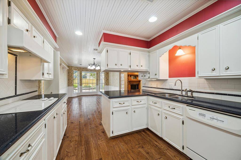 Experience seamless entertaining in this kitchen with granite countertops, flowing effortlessly into the large sunlit breakfast nook.