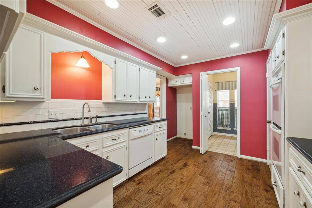Enjoy the functionality of an adjacent utility room, perfectly situated just steps from the kitchen.