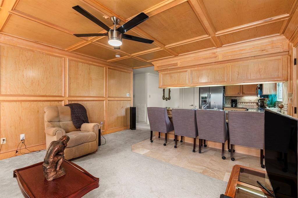 Long breakfast bar has space for four or more seats