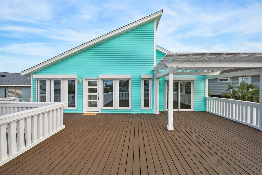 Oversized deck to enjoy morning coffee or wine in the evening