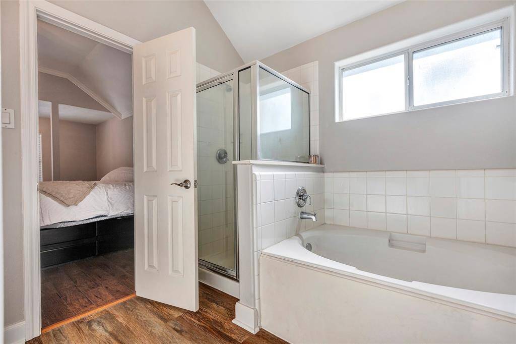 Main bathroom/shower and tub-new floors