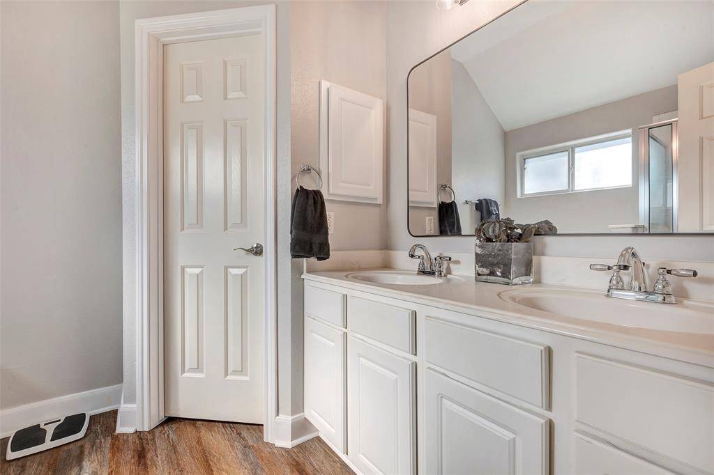 Main bathroom-double sinks