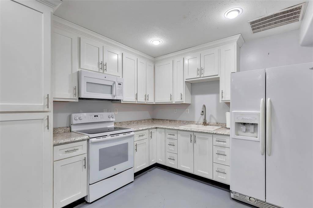 Full kitchen in apartment in shop