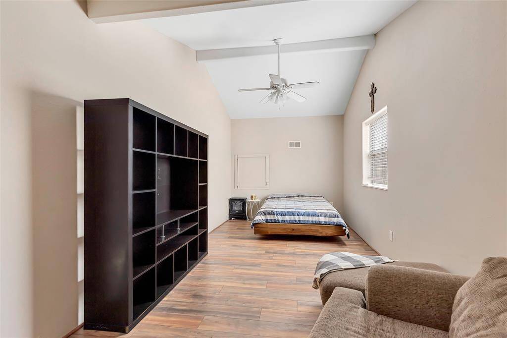 bedroom w/huge closet in apartment in shop