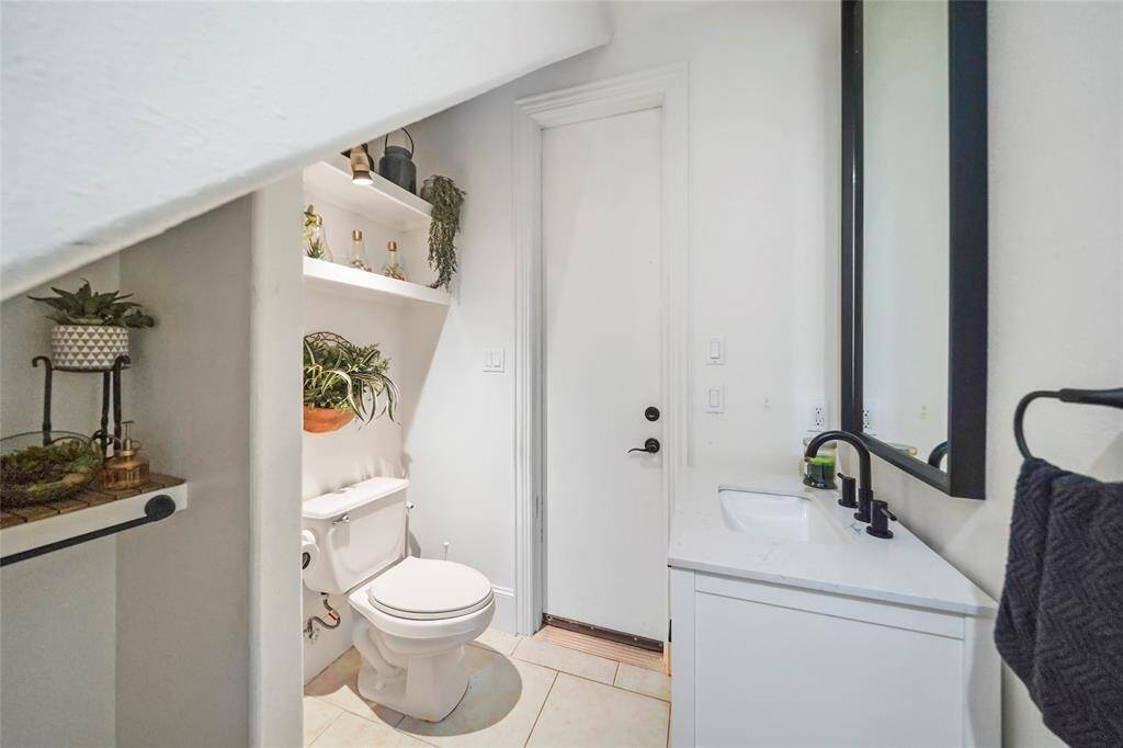 Bathroom that opens to pool