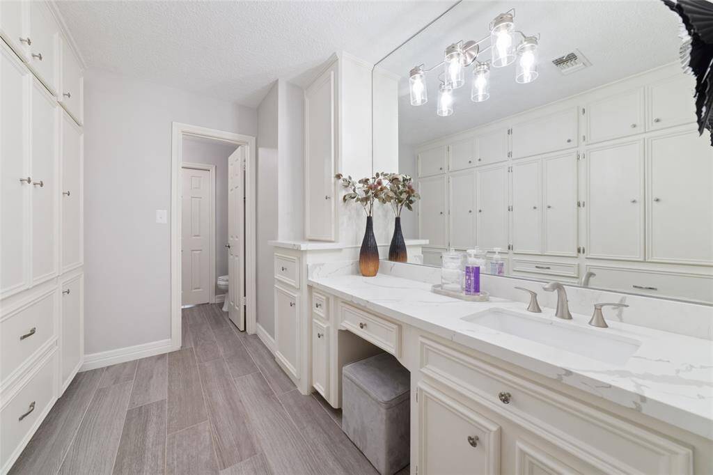 This spacious, upper-level outdoor balcony offers a tranquil view of the lush backyard and mature trees. This is a perfect spot for starting your day and enjoying your morning coffee.