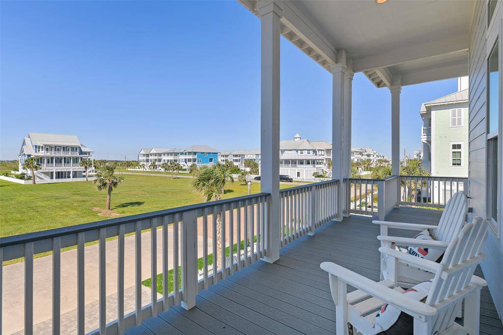 The front porch faces the gorgeous Beachside Village neighborhood and still offers stunning sunset views, accompanied by the refreshing coastal breeze, creating the perfect setting to unwind and take in the beauty of beachfront living.