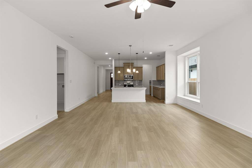Its open design ensures an inviting and spacious environment, perfect for both relaxation