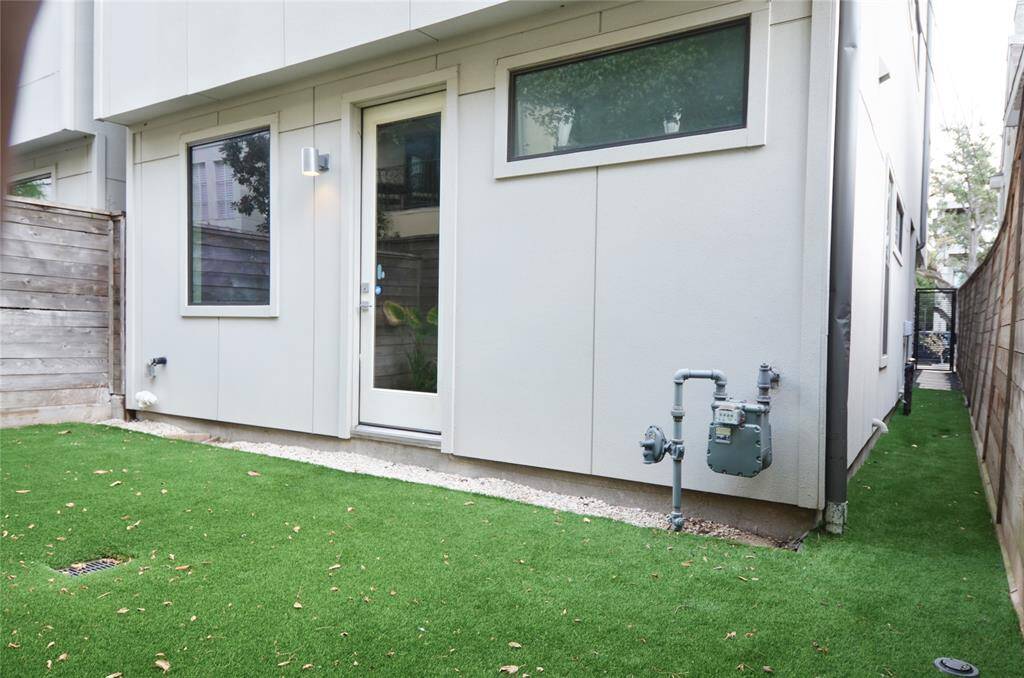 Low maintenance yard--lock and leave home!