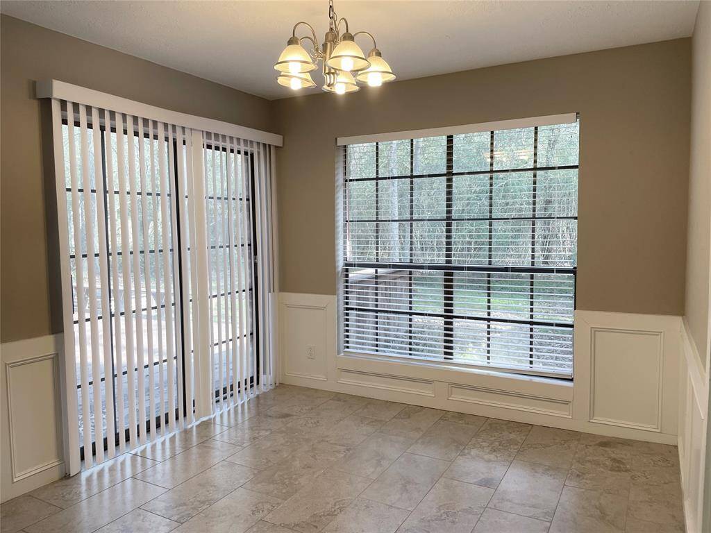 Eat-in Kitchen Breakfast Nook with views of back yard