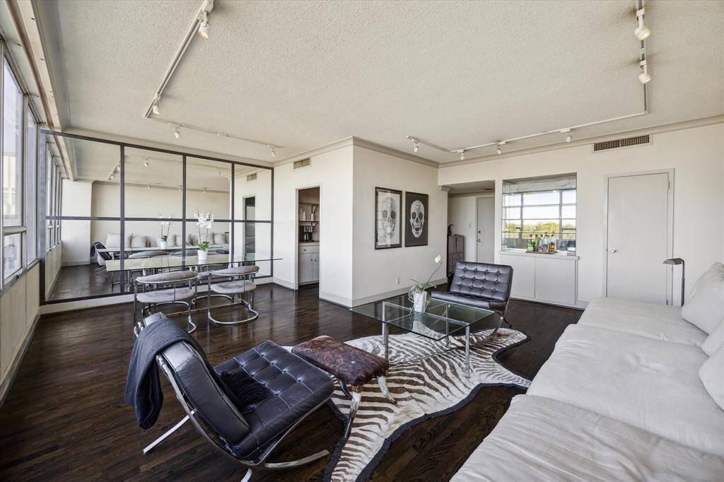 Lovely 7th floor location overlooking. River Oaks. Beautiful hardwood floors, track lighting