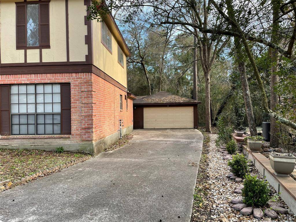 Long driveway offers plenty of parking