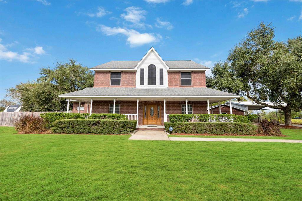 The front view of 1290 County Road 145, Alvin, Texas 77511