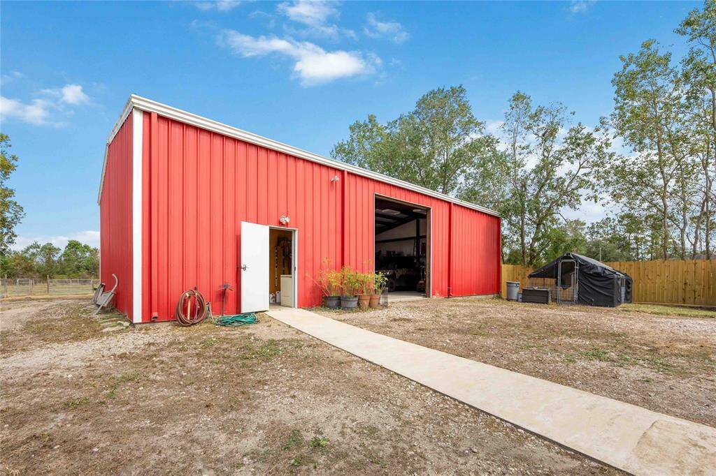 The metal barn offers an air conditioned weight/game room, shop space and covered parking.