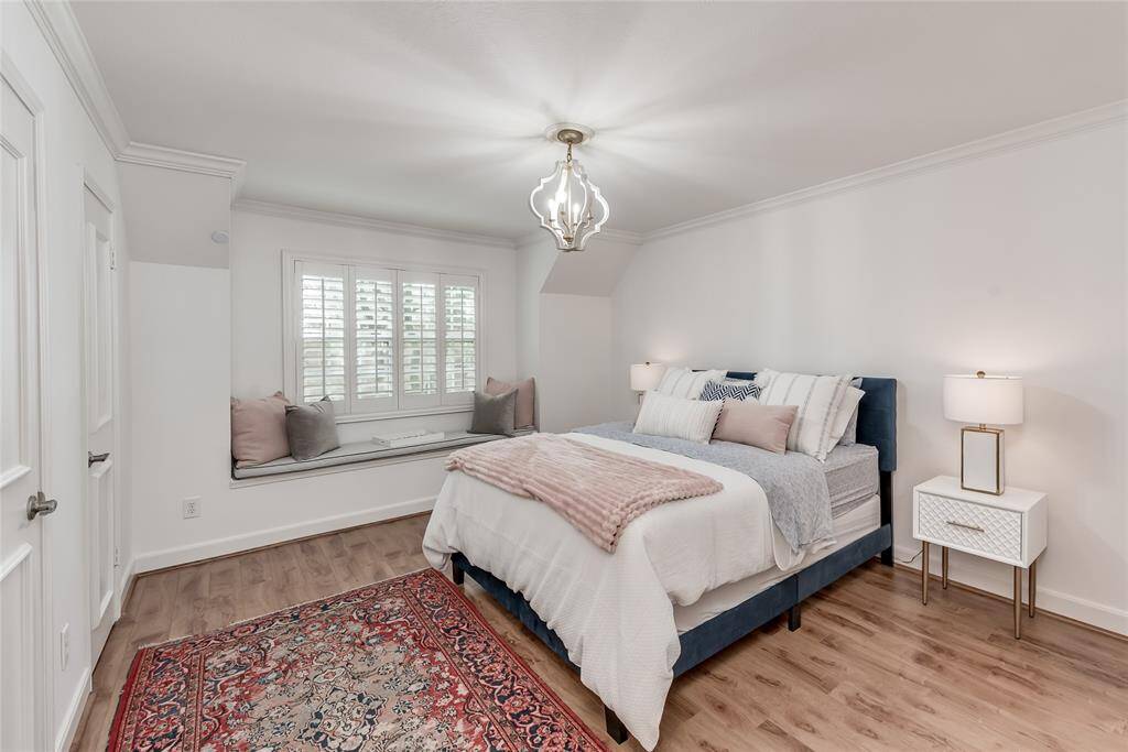 Both bedrooms can be considered a primary