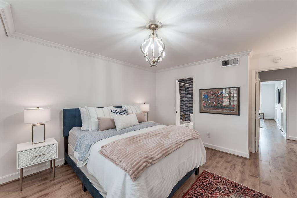 Ensuite bathroom and queen bed