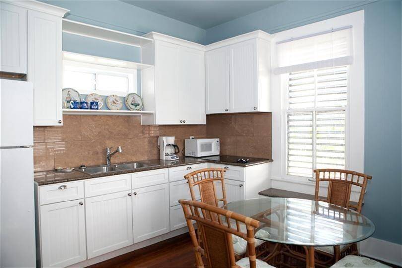 Unit 4 (1bd/1ba) garage
