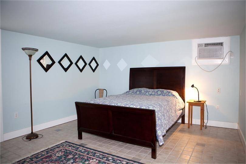 Unit 4 (1bd/1ba) garage