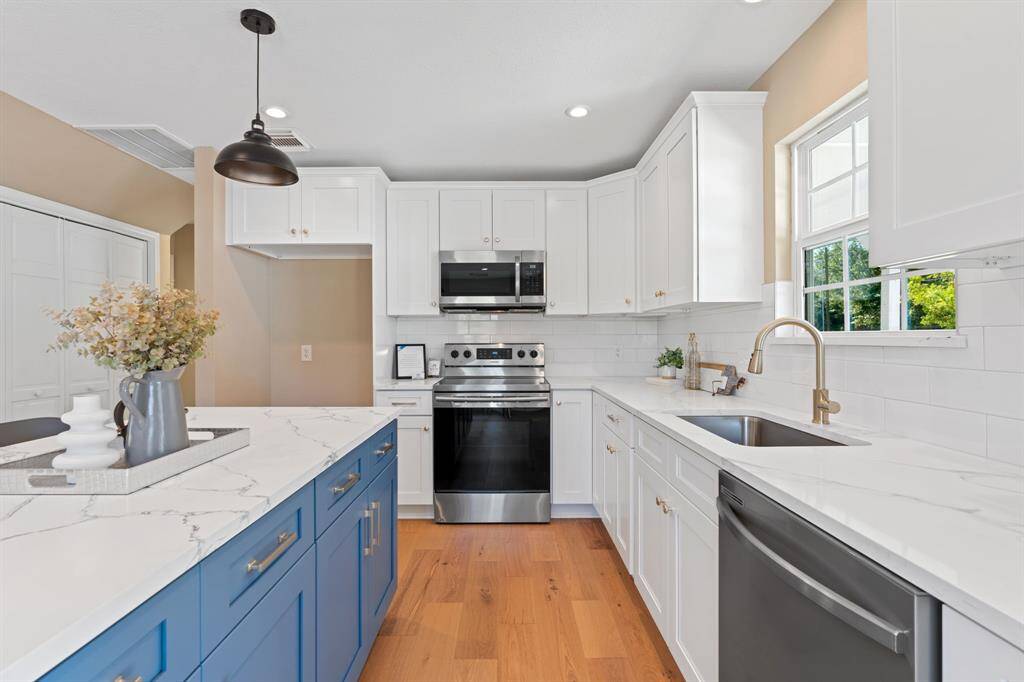 Step into this modern farmhouse kitchen, wherefunctionality meets sophistication.