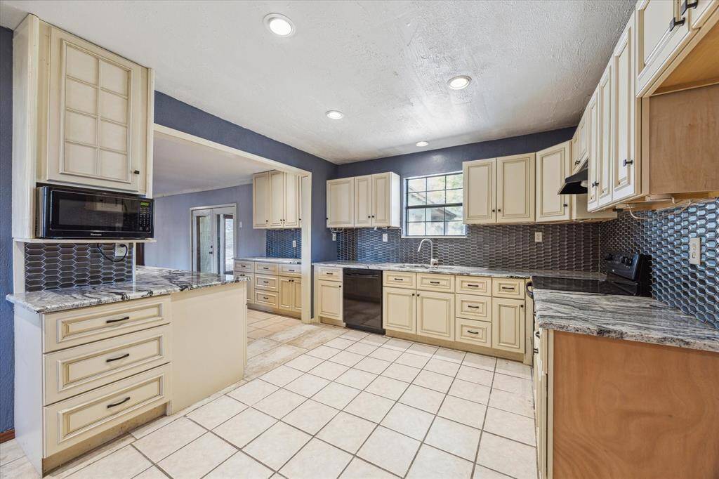 Tons of storage in the kitchen