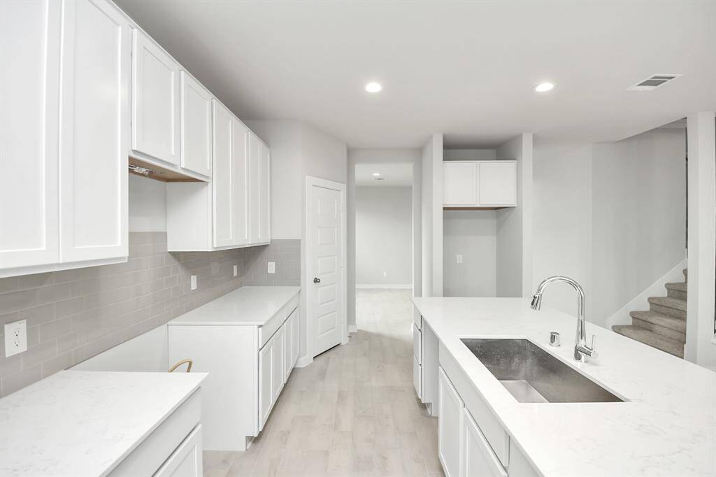 All this opens up to the expansive family room, creating a perfect hub forgatherings.