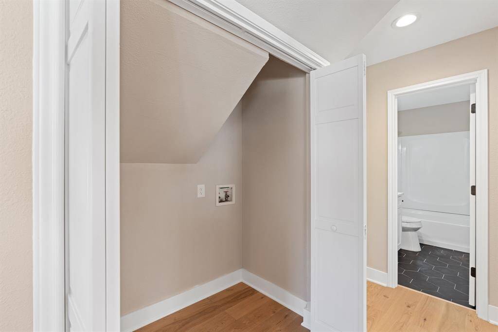 The laundry area has washer and dryer connections.