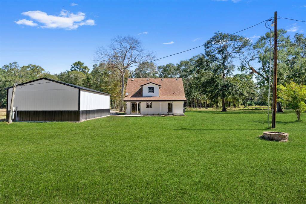 Come and see this spaciousbackyard!
