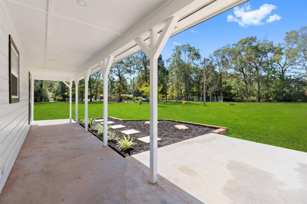 Surrounded by the beauty of theoutdoors, the large covered patiobecomes an extension of the home'sliving space.