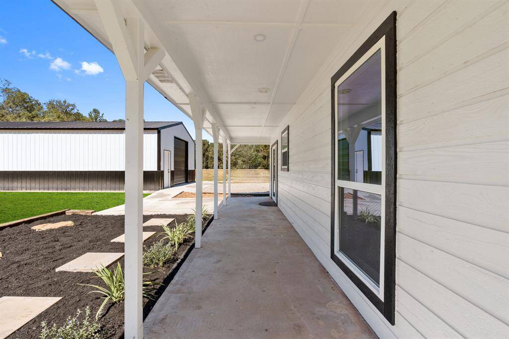 The large covered patio is perfect forentertaining family and friends.