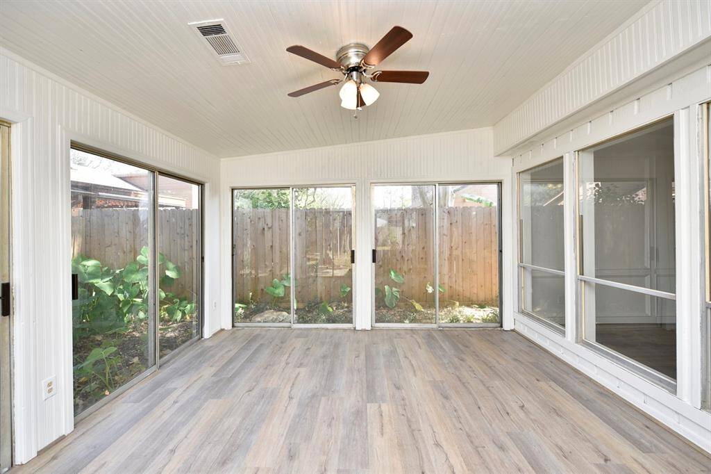 Air conditioned bonus sun room.