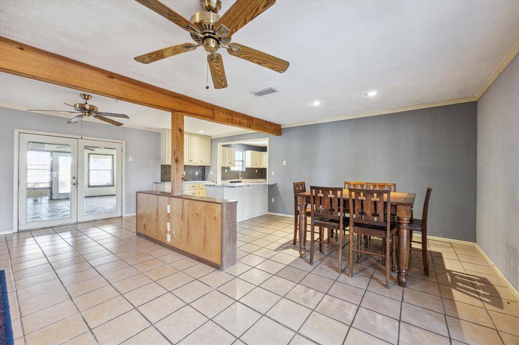 Living room/breakfast area