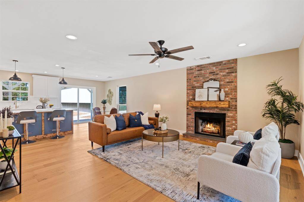 Welcome to a living room thateffortlessly combines comfort andstyle.