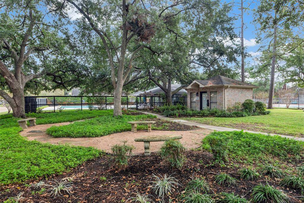 The community is well kept and nicely landscaped.  A really pretty place to enjoy where you live!