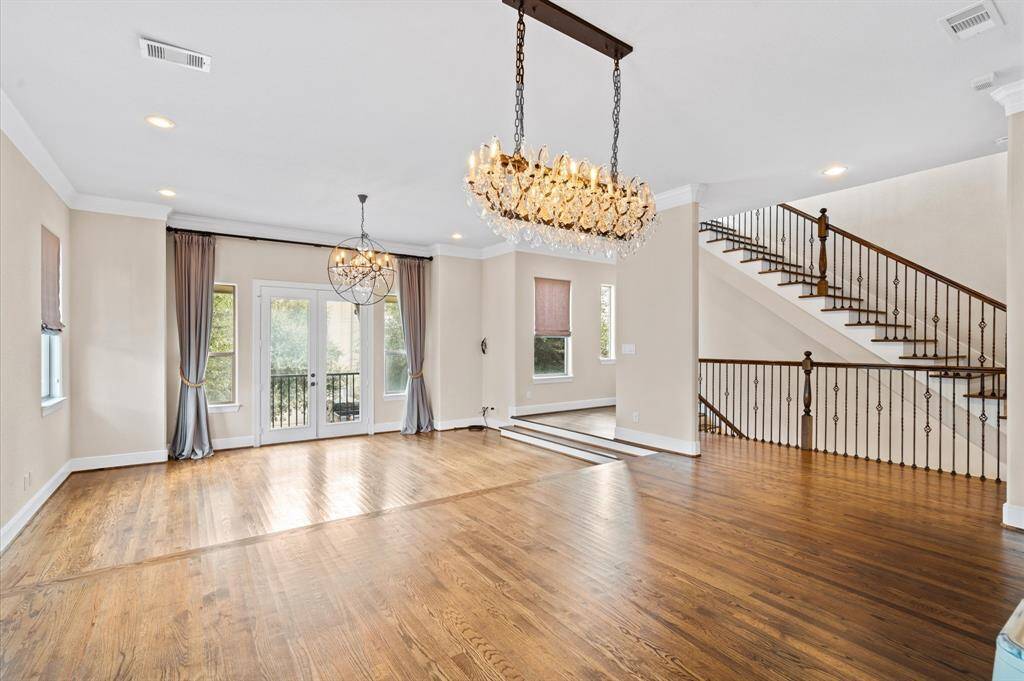 Room for all your family and friends to gather around the table!