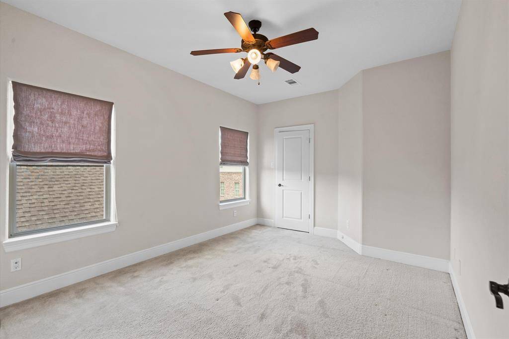 Large guest room and en suite bathroom!
