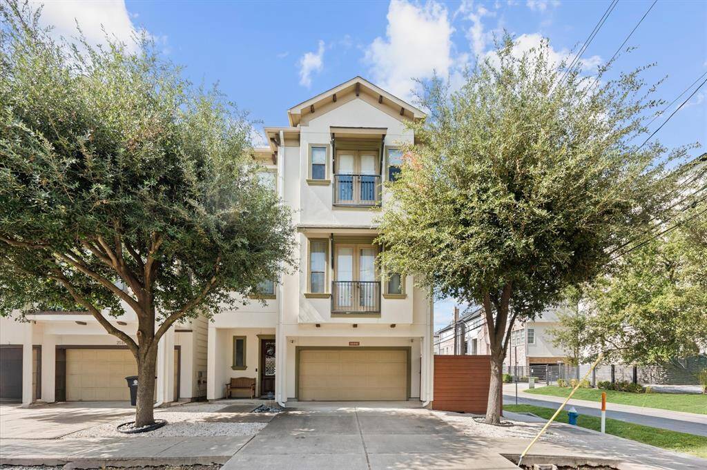 2523 Maxroy is a STUNNING 3 story, free-standing stucco home with a large fenced patio in the Heights!