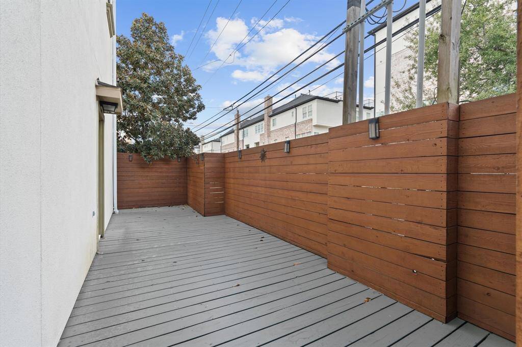 Wow! Ready for dining al fresco on this lovely private fenced patio!