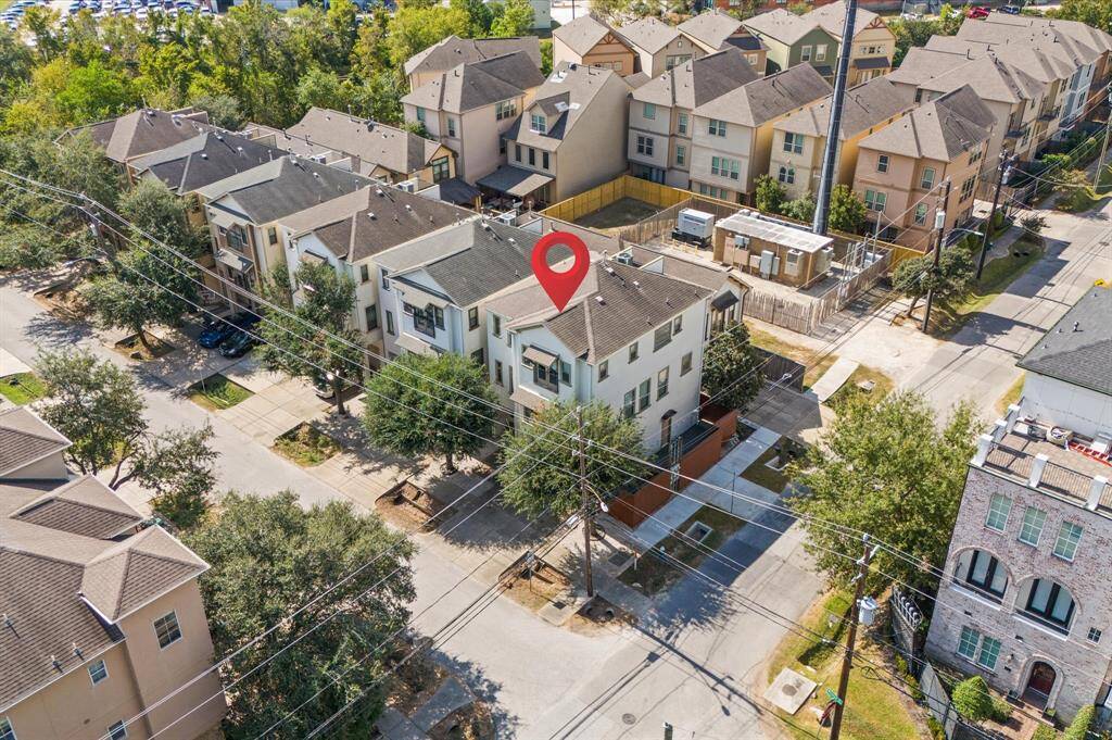 Great location in the heart of the Heights close to the Galleria, downtown, Memorial Park and more!