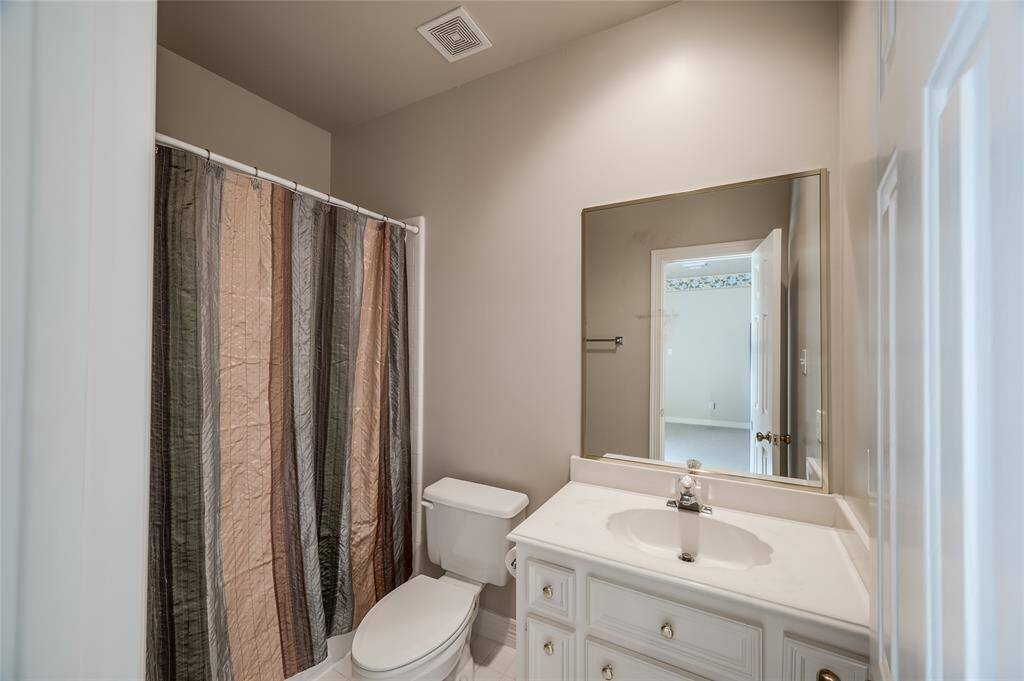 The guest suite full bathroom with a tub/shower combo.