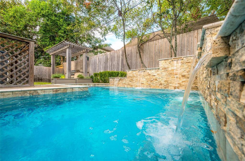 Think warm thoughts. You'll enjoy this private backyard oasis in a matter of months...or weeks. It's Houston!