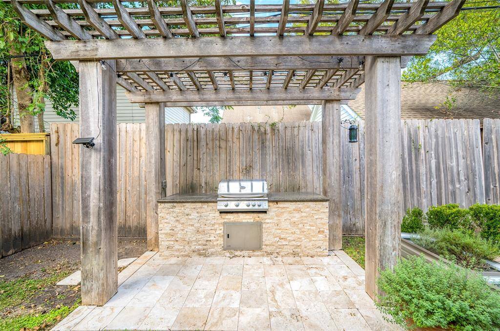 Grill baby grill in this well appointed outdoor kitchen.