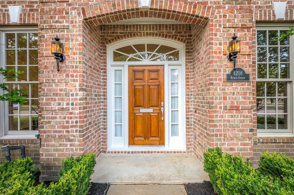 Getting to know your neighbors is easy being steps from West Point - a popular walking/running/stroller route. A couple of blocks from the West University Recreation Center and 6 blocks from Colonial Park.