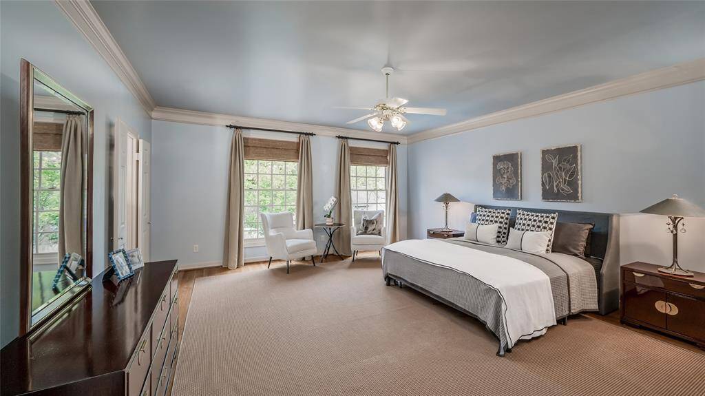 It's not a dream. You're 3.5 miles from TMC; around the corner from Whole Foods and a 1/2 block from one of the most popular walking streets in West University. Plus the view of the pool from this primary bedroom is lovely.