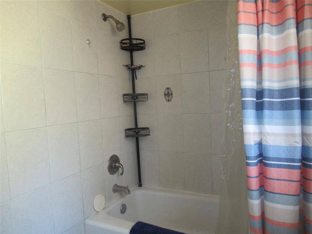 Another look at the tub shower combo.