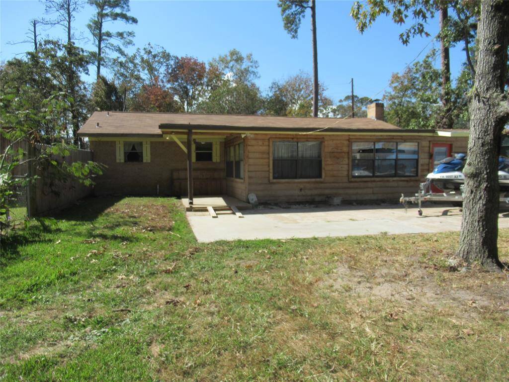 PIC showing back of home and concrete deck space.