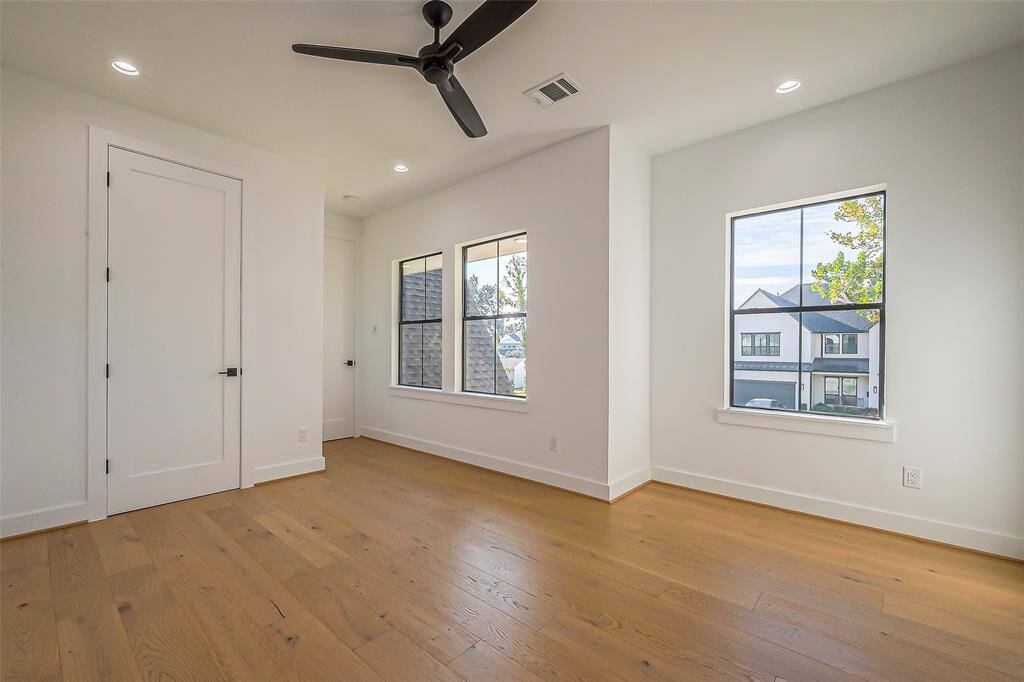 Secondary bedroom (right)