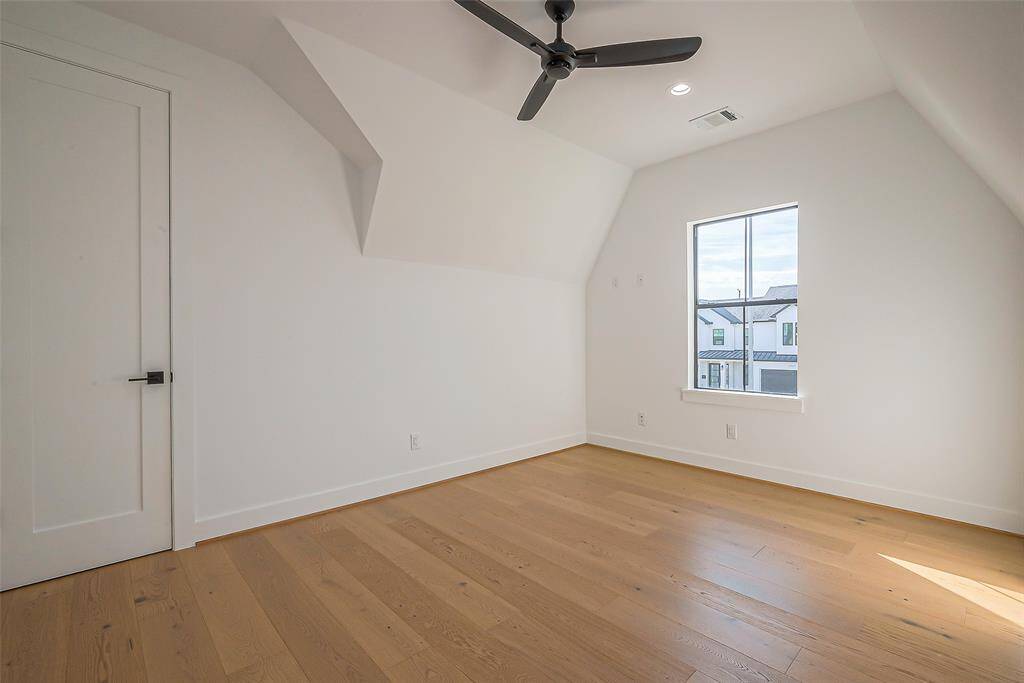 Secondary bedroom (left)