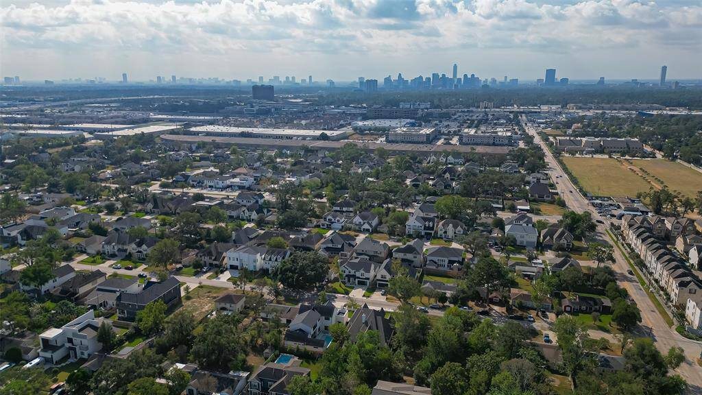 Near the Galleria and downtown conveniently located in the heart of 290, 610, and 10 for easy access all over Houston