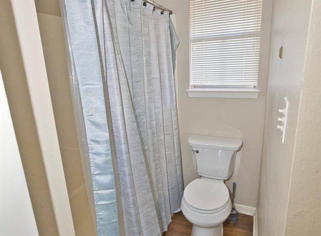 Features Tub w/shower